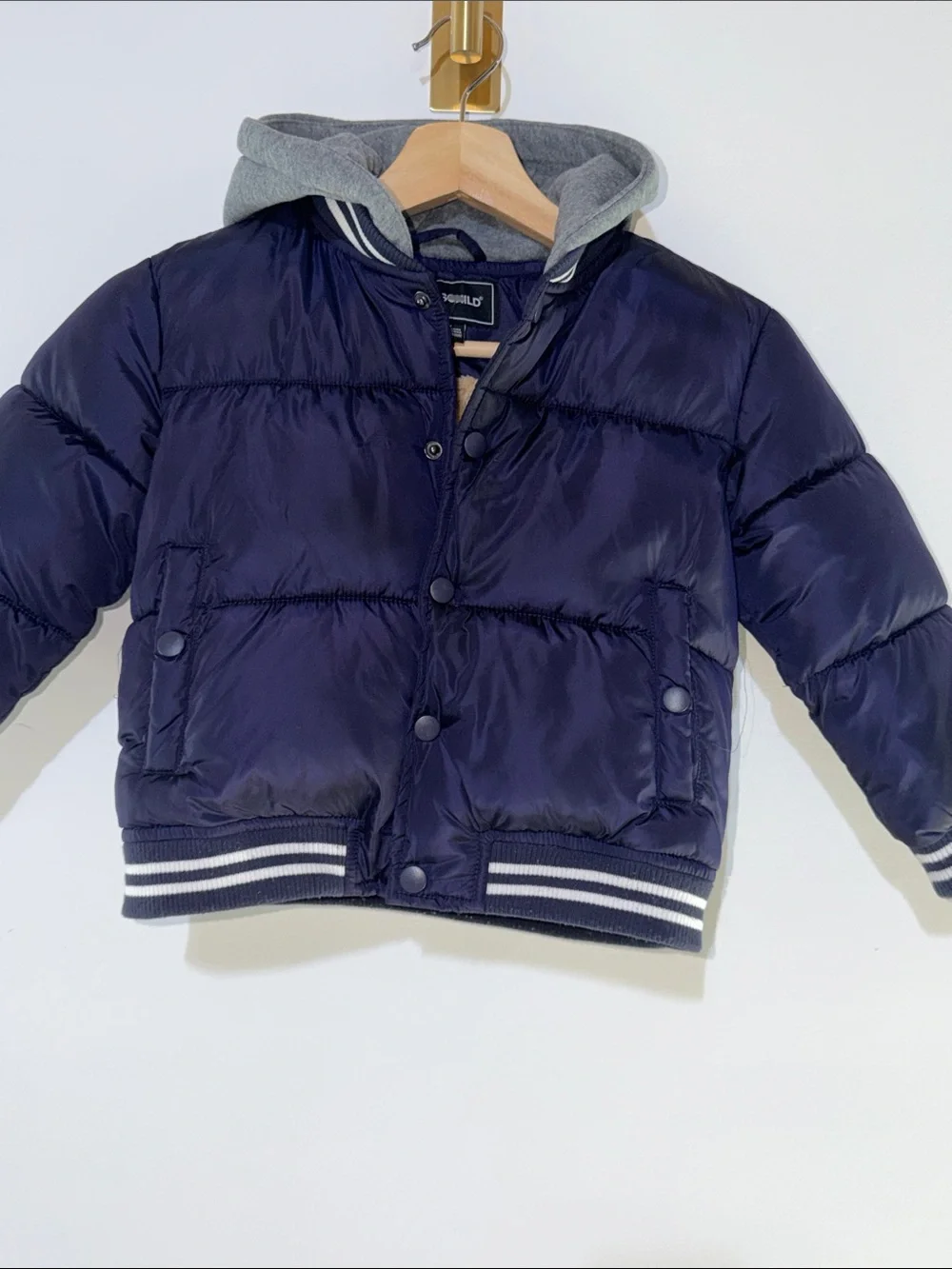 Rothschild Kids varsity puffer jacket features a navy blue puffer body 4T